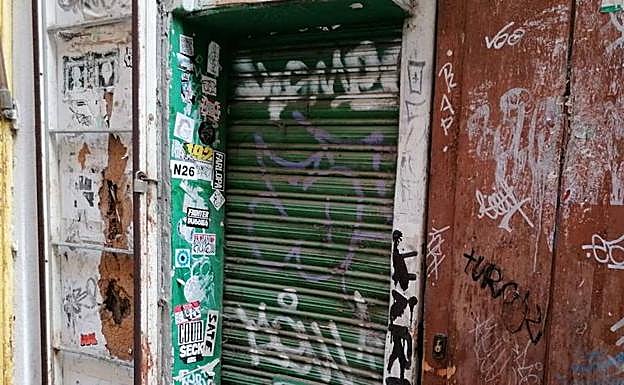 Fachada en mal estado del casco antiguo de León. 