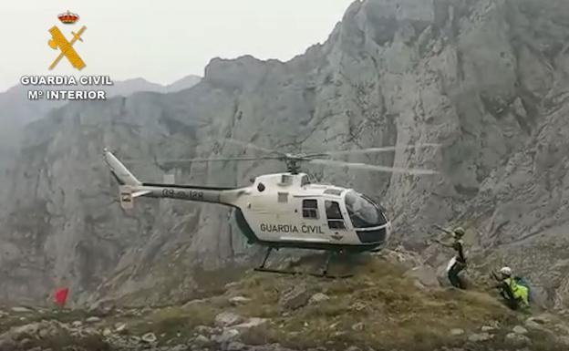 Un momento del rescate, efectuado por el helicóptero de la Guardia Civil.