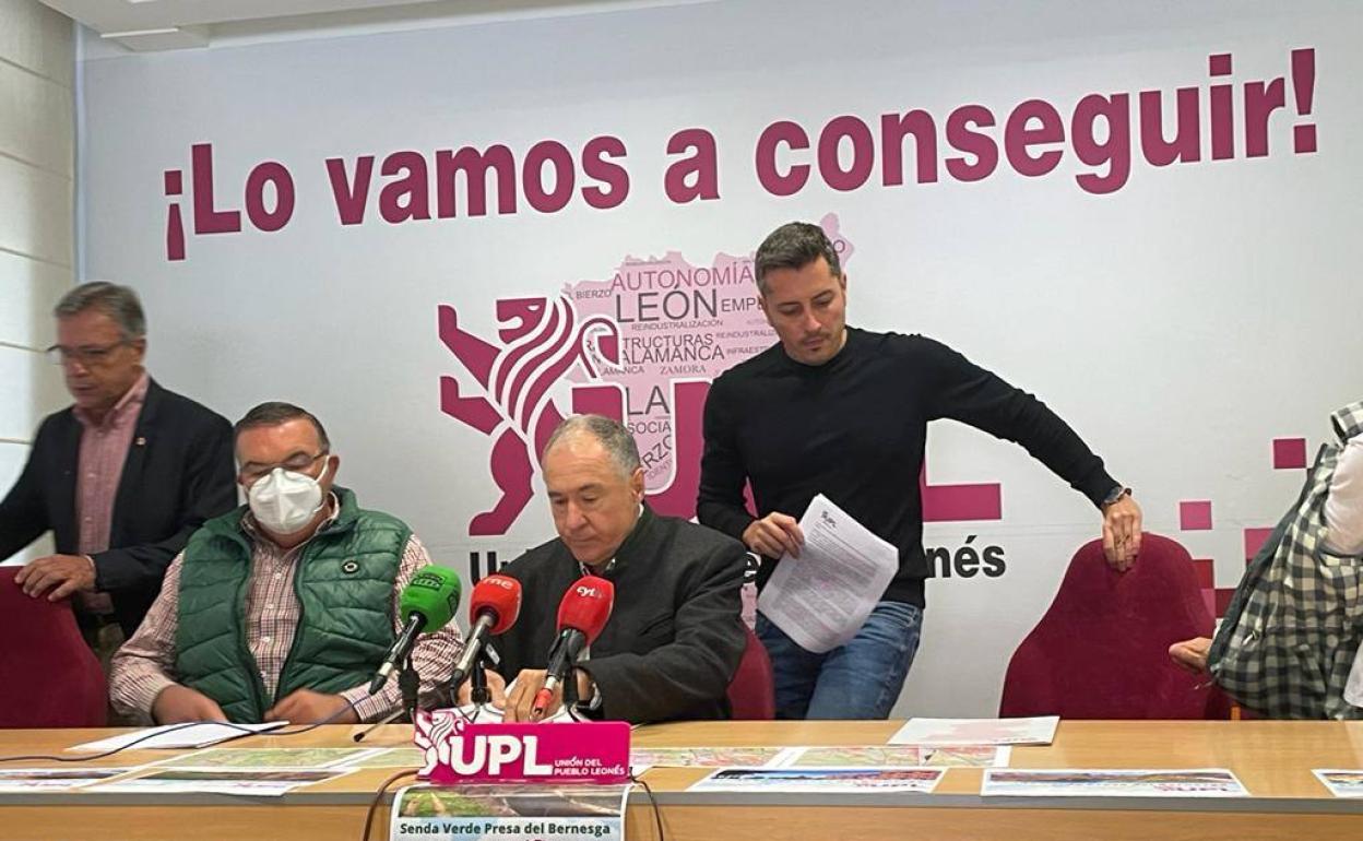 El vicesecretario de UPL, Eduardo López Sendino y Alejandro Díaz González, representante de UPL de San Andrés presentan la moción para la construcción de una senda verde temática en la Presa Bernesga. 