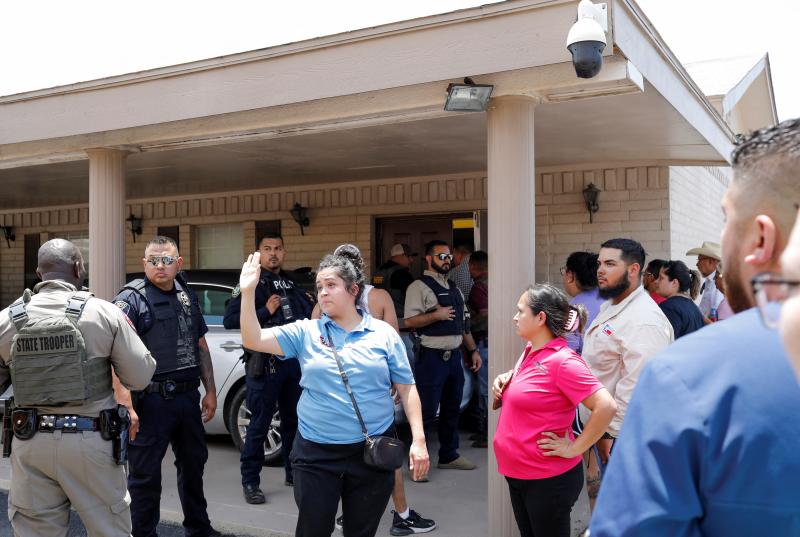 Familiares se agolpan en la zona del suceso a la espera de noticias.