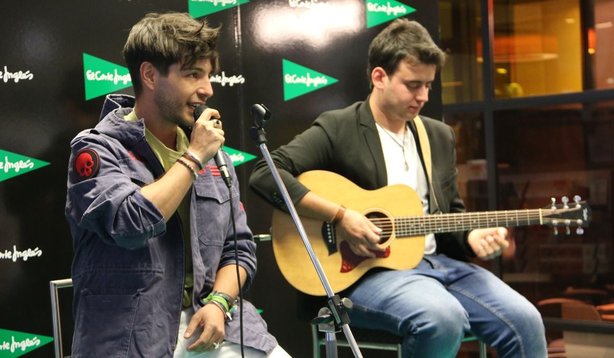 El cantante leonés ofrece un concierto en acústico para presentar su nuevo tema 'Latidos' en El Corte Inglés de León