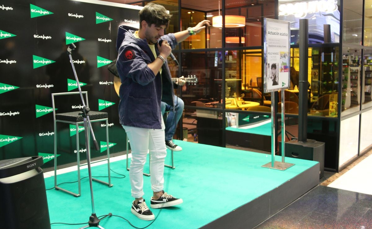 El cantante leonés ofrece un concierto en acústico para presentar su nuevo tema 'Latidos' en El Corte Inglés de León