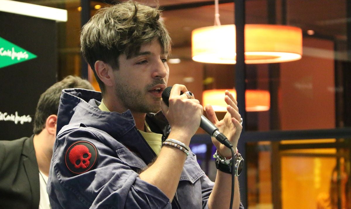 El cantante leonés ofrece un concierto en acústico para presentar su nuevo tema 'Latidos' en El Corte Inglés de León