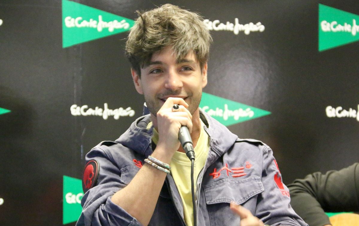 El cantante leonés ofrece un concierto en acústico para presentar su nuevo tema 'Latidos' en El Corte Inglés de León