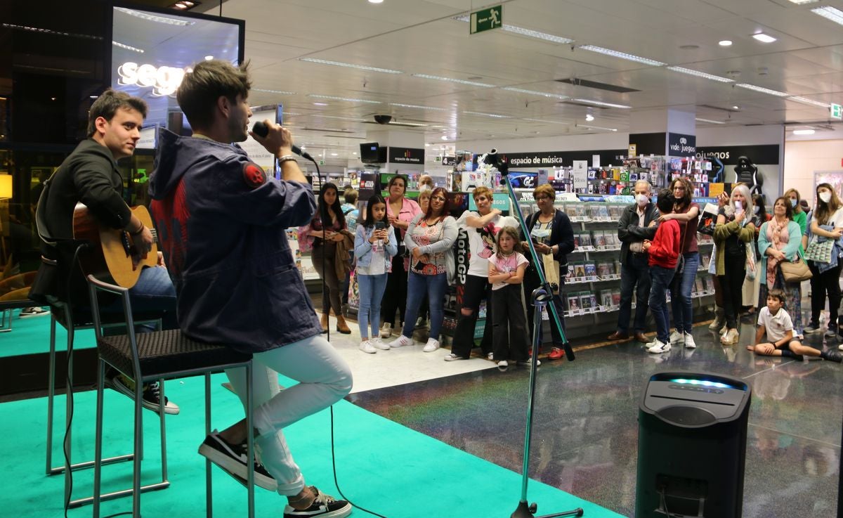 El cantante leonés ofrece un concierto en acústico para presentar su nuevo tema 'Latidos' en El Corte Inglés de León