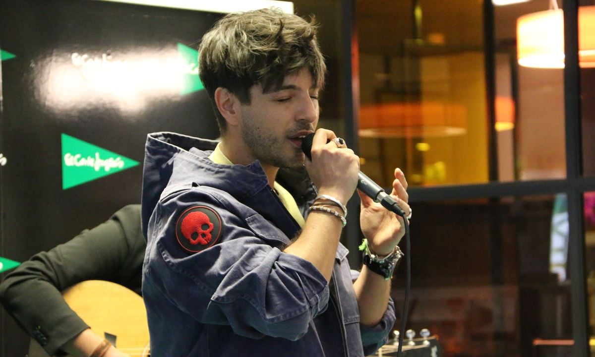 El cantante leonés ofrece un concierto en acústico para presentar su nuevo tema 'Latidos' en El Corte Inglés de León