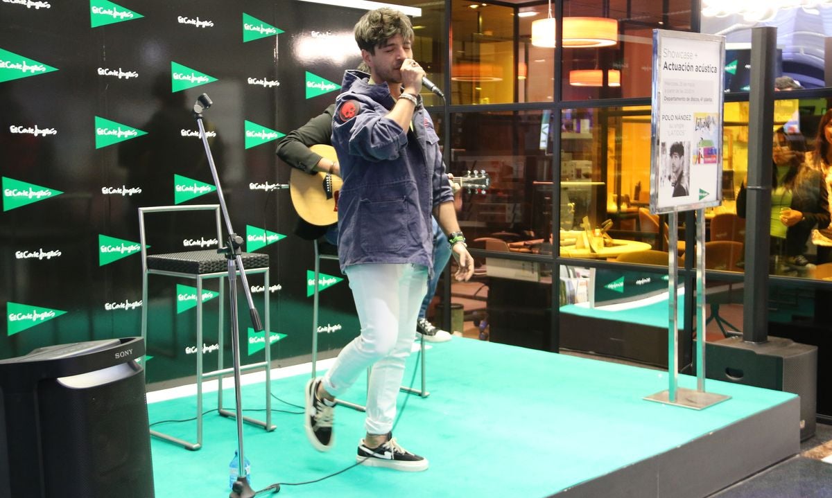 El cantante leonés ofrece un concierto en acústico para presentar su nuevo tema 'Latidos' en El Corte Inglés de León