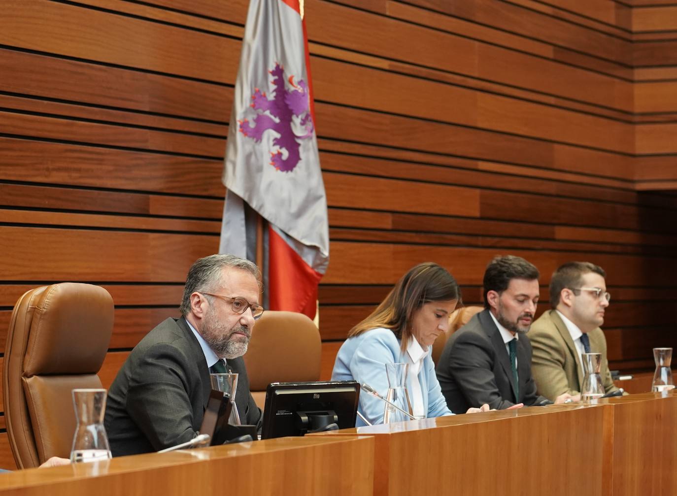 El presidente de la Junta de Castilla y León, Alfonso Fernández Mañueco junto al vicepresidente Juan García Gallardo durante su intervención en el Pleno de las Cortes se han convertido en los protagonistas del pleno de las Cortes, avivado por las polémicas declaraciones realizadas por el representante de la formación Vox. 