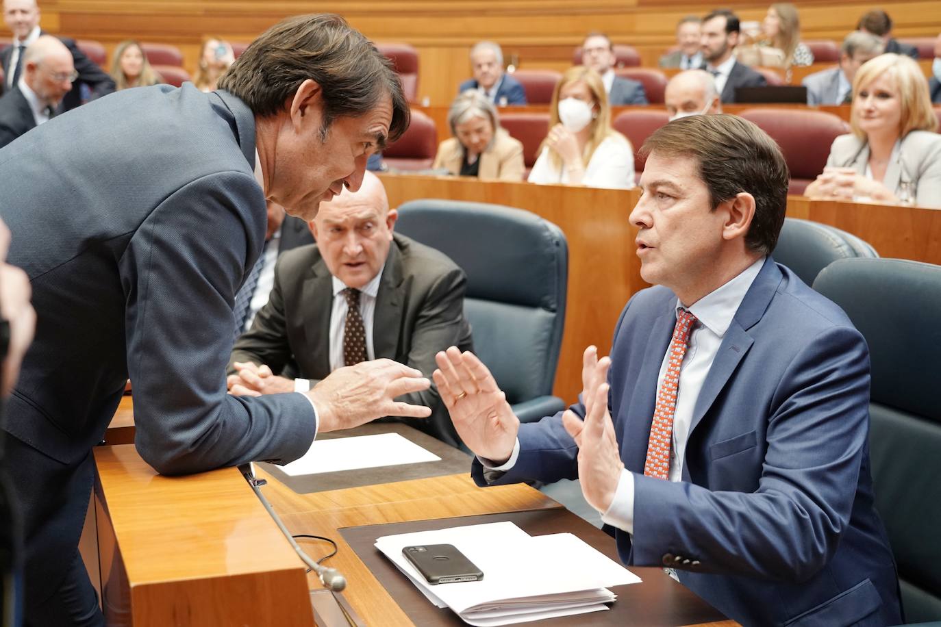 El presidente de la Junta de Castilla y León, Alfonso Fernández Mañueco junto al vicepresidente Juan García Gallardo durante su intervención en el Pleno de las Cortes se han convertido en los protagonistas del pleno de las Cortes, avivado por las polémicas declaraciones realizadas por el representante de la formación Vox. 