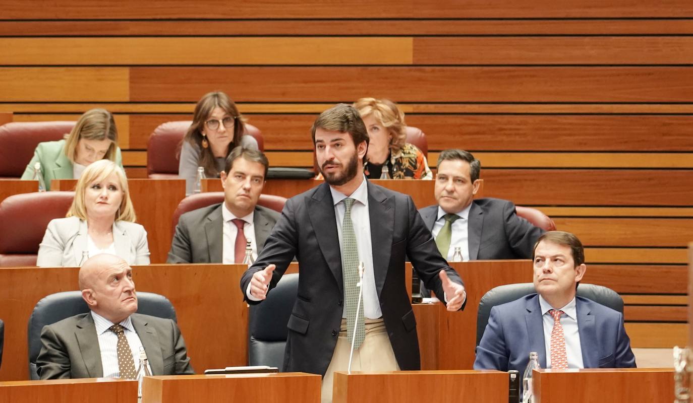 El presidente de la Junta de Castilla y León, Alfonso Fernández Mañueco junto al vicepresidente Juan García Gallardo durante su intervención en el Pleno de las Cortes se han convertido en los protagonistas del pleno de las Cortes, avivado por las polémicas declaraciones realizadas por el representante de la formación Vox. 