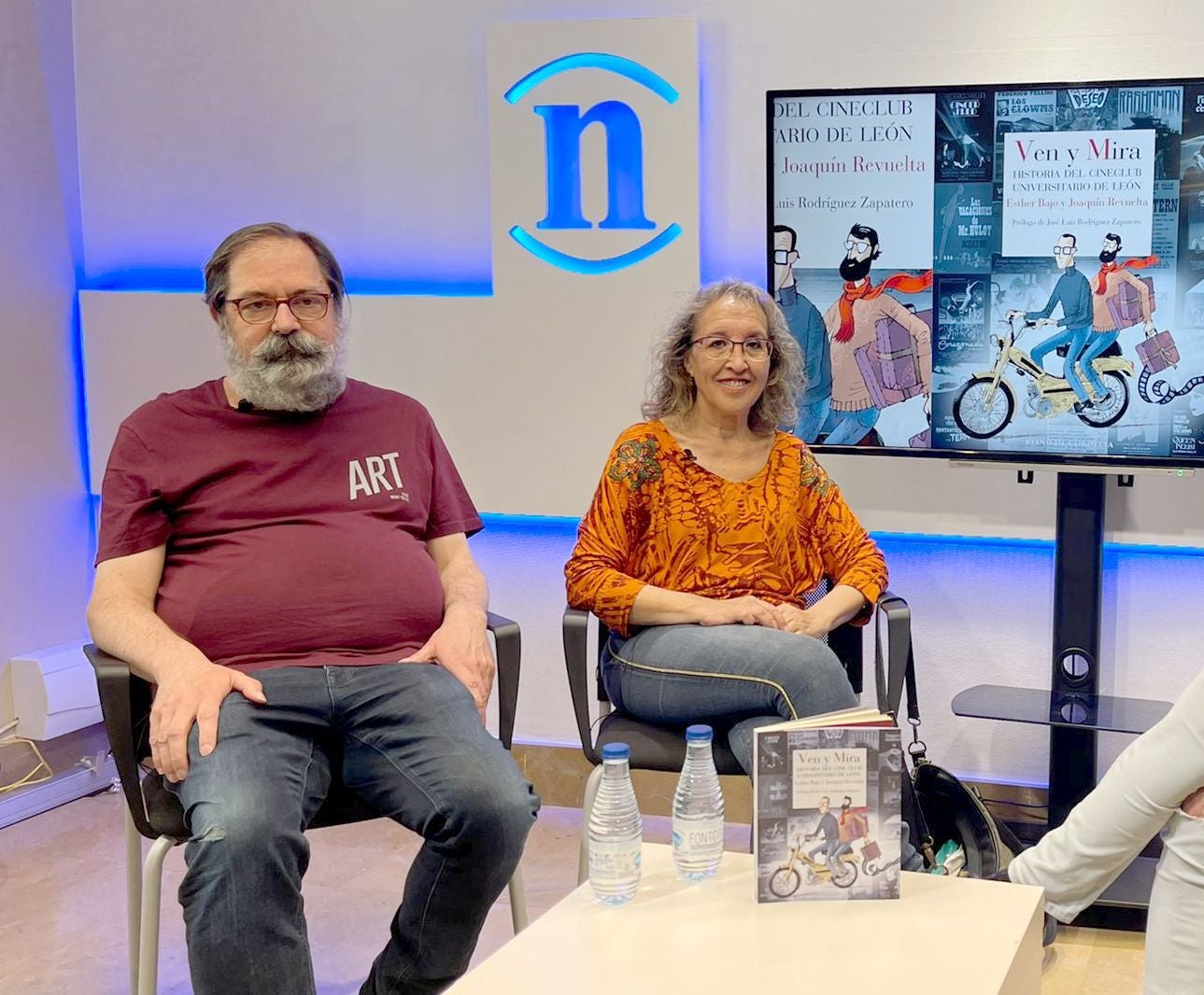 Los periodistas Esther Bajo y Joaquín Revuelta durante una entrevista en leonoticias en la que presentaron 'Ven y mira, la historia del Cine Club Universitario de León'