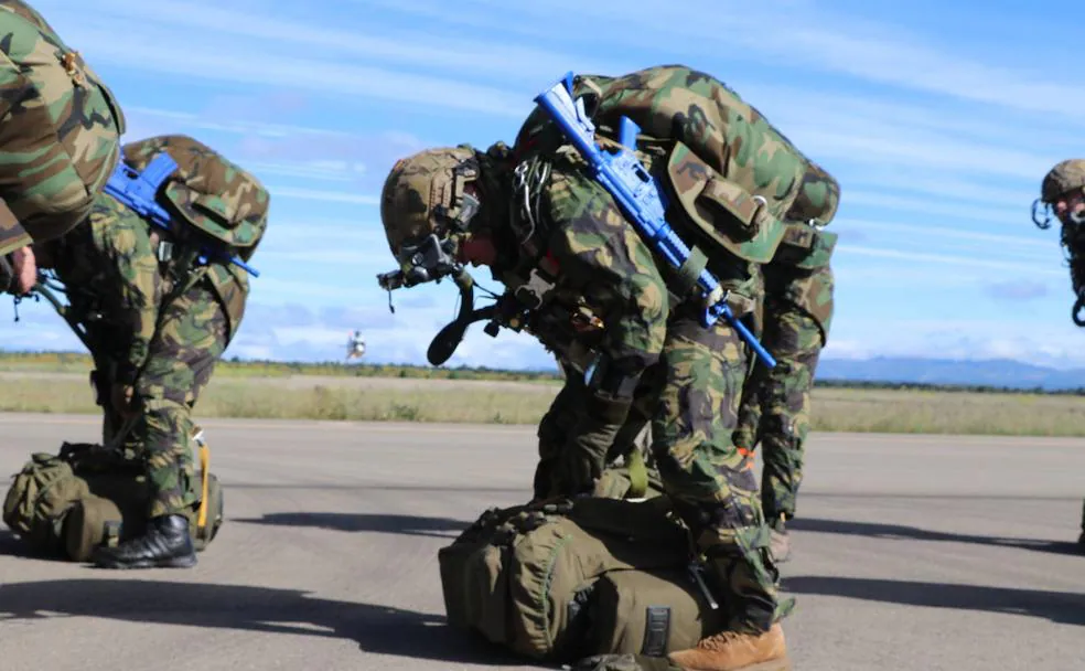 El ejercicio Lone Paratrooper atrae, un año, más a casi 200 paracaidistas procedentes de España, Francia, Portugal, Estados Unidos, Argentina, Irlanda y Países Bajos. 