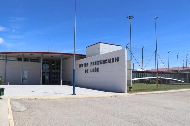 El Juzgado concede la libertad condicional a Pedro Muñoz con medidas cautelares. EL interno ha abandonado la prisión minutos antes de las cuatro de la tar. El exconcejal de Ponferrada ha cumplido dos años de prisión y queda en libertad a la espera de juicio oral. Tendrá que llevar una pulsera de seguimiento, comparecer en el Juzgado y no podrá acercarse a 500 metros de la víctima © leonoticias [Prohibida su reproducción total o parcialmente]. 