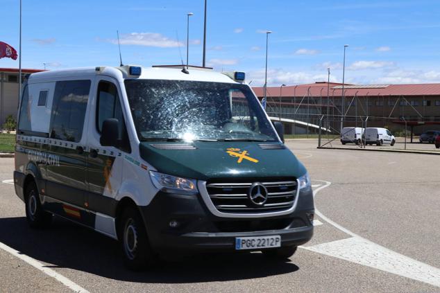 El Juzgado concede la libertad condicional a Pedro Muñoz con medidas cautelares. EL interno ha abandonado la prisión minutos antes de las cuatro de la tar. El exconcejal de Ponferrada ha cumplido dos años de prisión y queda en libertad a la espera de juicio oral. Tendrá que llevar una pulsera de seguimiento, comparecer en el Juzgado y no podrá acercarse a 500 metros de la víctima © leonoticias [Prohibida su reproducción total o parcialmente]. 