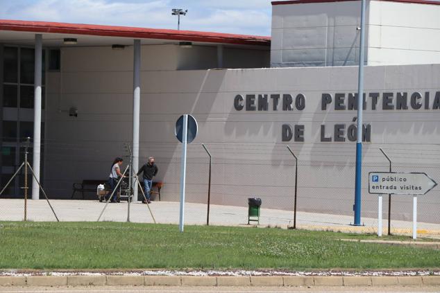 El Juzgado concede la libertad condicional a Pedro Muñoz con medidas cautelares. EL interno ha abandonado la prisión minutos antes de las cuatro de la tar. El exconcejal de Ponferrada ha cumplido dos años de prisión y queda en libertad a la espera de juicio oral. Tendrá que llevar una pulsera de seguimiento, comparecer en el Juzgado y no podrá acercarse a 500 metros de la víctima © leonoticias [Prohibida su reproducción total o parcialmente]. 