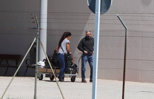 El Juzgado concede la libertad condicional a Pedro Muñoz con medidas cautelares. EL interno ha abandonado la prisión minutos antes de las cuatro de la tar. El exconcejal de Ponferrada ha cumplido dos años de prisión y queda en libertad a la espera de juicio oral. Tendrá que llevar una pulsera de seguimiento, comparecer en el Juzgado y no podrá acercarse a 500 metros de la víctima © leonoticias [Prohibida su reproducción total o parcialmente]. 