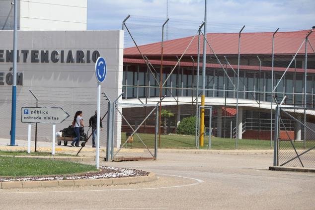 El Juzgado concede la libertad condicional a Pedro Muñoz con medidas cautelares. EL interno ha abandonado la prisión minutos antes de las cuatro de la tar. El exconcejal de Ponferrada ha cumplido dos años de prisión y queda en libertad a la espera de juicio oral. Tendrá que llevar una pulsera de seguimiento, comparecer en el Juzgado y no podrá acercarse a 500 metros de la víctima © leonoticias [Prohibida su reproducción total o parcialmente]. 