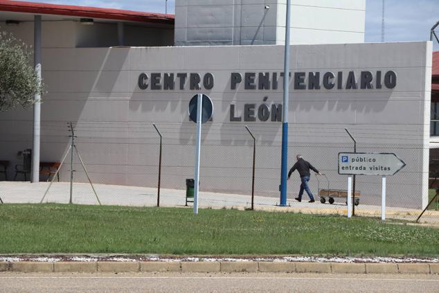 El Juzgado concede la libertad condicional a Pedro Muñoz con medidas cautelares. EL interno ha abandonado la prisión minutos antes de las cuatro de la tar. El exconcejal de Ponferrada ha cumplido dos años de prisión y queda en libertad a la espera de juicio oral. Tendrá que llevar una pulsera de seguimiento, comparecer en el Juzgado y no podrá acercarse a 500 metros de la víctima © leonoticias [Prohibida su reproducción total o parcialmente]. 