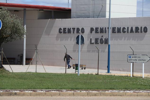 El Juzgado concede la libertad condicional a Pedro Muñoz con medidas cautelares. EL interno ha abandonado la prisión minutos antes de las cuatro de la tar. El exconcejal de Ponferrada ha cumplido dos años de prisión y queda en libertad a la espera de juicio oral. Tendrá que llevar una pulsera de seguimiento, comparecer en el Juzgado y no podrá acercarse a 500 metros de la víctima © leonoticias [Prohibida su reproducción total o parcialmente]. 