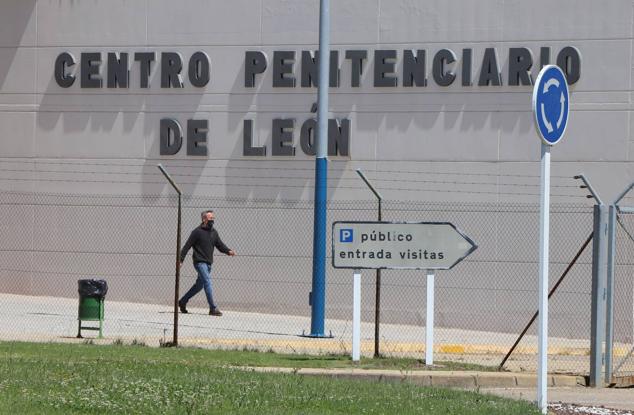 El Juzgado concede la libertad condicional a Pedro Muñoz con medidas cautelares. EL interno ha abandonado la prisión minutos antes de las cuatro de la tar. El exconcejal de Ponferrada ha cumplido dos años de prisión y queda en libertad a la espera de juicio oral. Tendrá que llevar una pulsera de seguimiento, comparecer en el Juzgado y no podrá acercarse a 500 metros de la víctima © leonoticias [Prohibida su reproducción total o parcialmente]. 