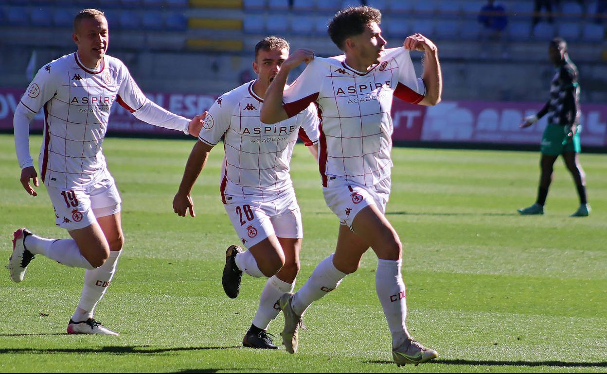 Aarón celebra un gol con la Cultural.