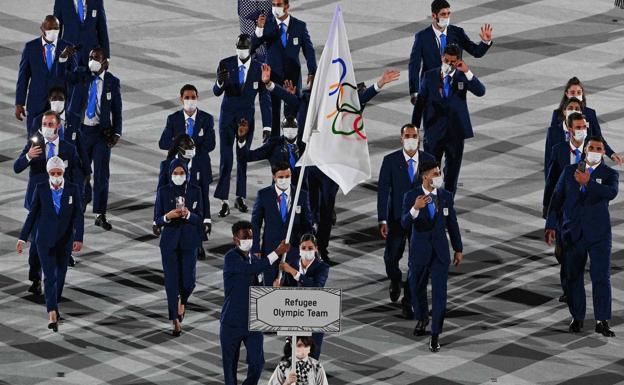 El equipo olímpico de refugiados, durante el desfile inaugural en los Juegos Olímpicos de Tokio 2020.