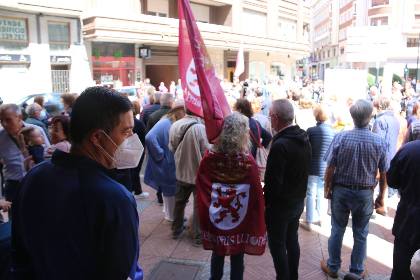 Fotos: Protesta contra el cierre del Teatro Emperador