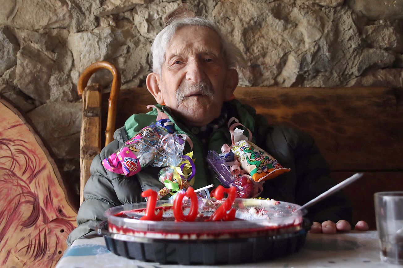 La localidad de Valverdín, perteneciente al municipio de Cármenes, se suma a las felicitaciones a Santos García Orejas por su 102 cumpleaños. Su cumpleaños lo ha celebrado con un buen estado de salud y con la correspondiente cuelga, dulces e innumerables felicitaciones de familiares, amigos y vecinos. 