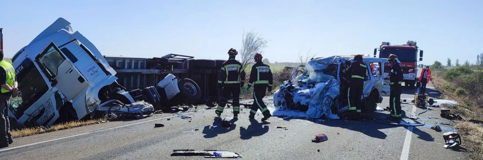 Un fallecido y una mujer herida al colisionar una furgoneta y un camión en Bercianos del Páramo. Hasta el lugar se desplazaron una ambulancia soporte vital básico, un equipo médico de Bercianos del Páramo y una UVI móvil que sólo pudieron confirmar el fallecimiento del conductor de la furgoneta. 