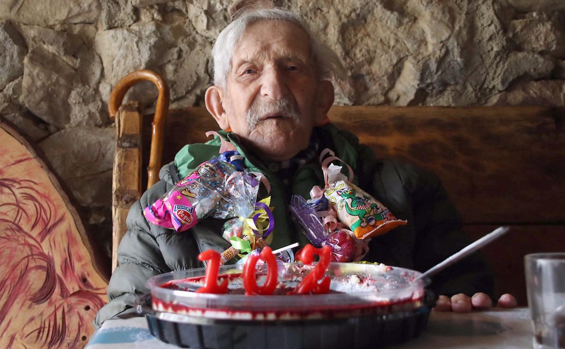 Esta vez el abuelo 'de Valverdín' cumple 102, lo que le convierte en el habitante más longevo de una comarca. 