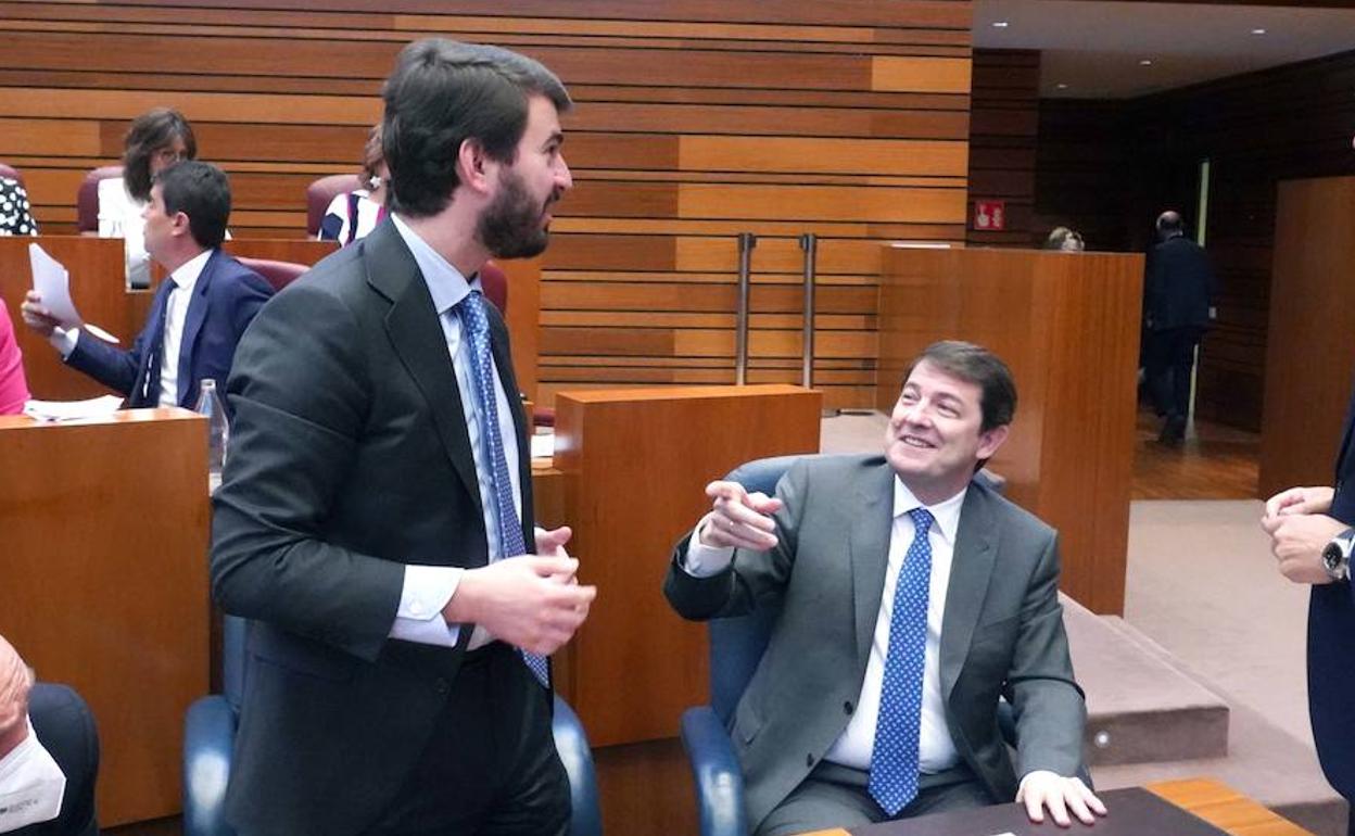 El vicepresidente de la Junta de Castilla y León, Juan García-Gallardo, junto al presidente de la Junta, Alfonso Fernández Mañueco.