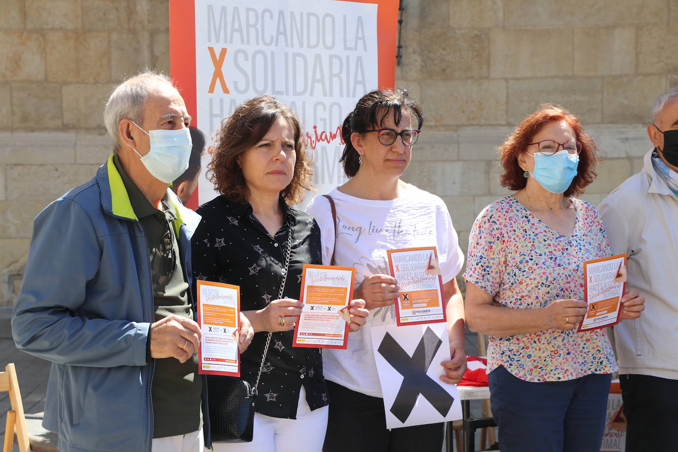 Voluntarios y usuarios de ONG leonesas se unen frente a Botines para concienciar a la sociedad leonesa de la importancia de marcar la casilla 106 en la declaración de la renta | Casi el 30% de los leoneses no marcan esta casilla cuyos fondos suponen el 90% del presupuesto de la mayoría de estas entidades que ayudan a personas en riesgo de exclusión, mujeres maltratadas, menores o personas con discapacidad.