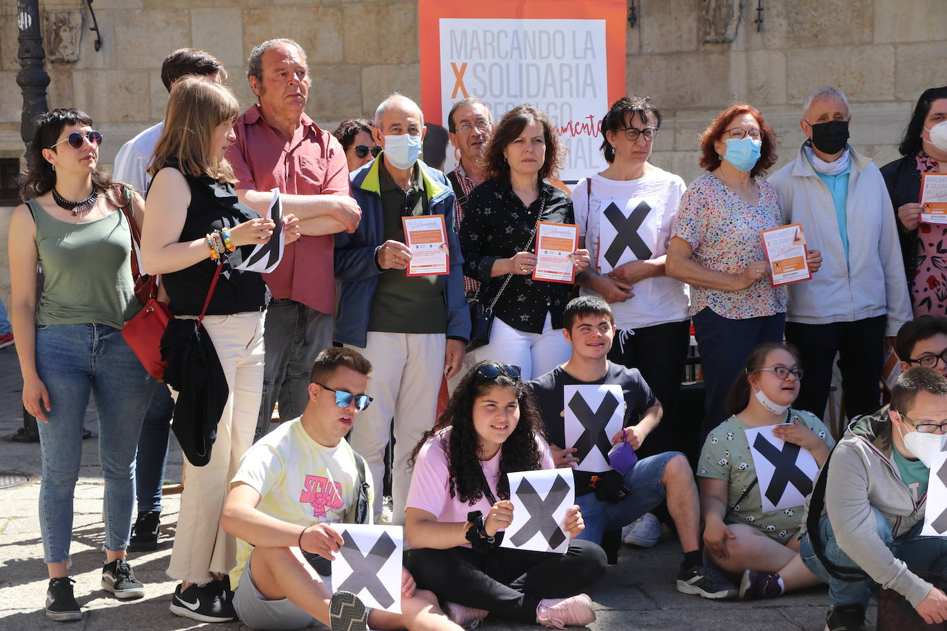 Voluntarios y usuarios de ONG leonesas se unen frente a Botines para concienciar a la sociedad leonesa de la importancia de marcar la casilla 106 en la declaración de la renta | Casi el 30% de los leoneses no marcan esta casilla cuyos fondos suponen el 90% del presupuesto de la mayoría de estas entidades que ayudan a personas en riesgo de exclusión, mujeres maltratadas, menores o personas con discapacidad.