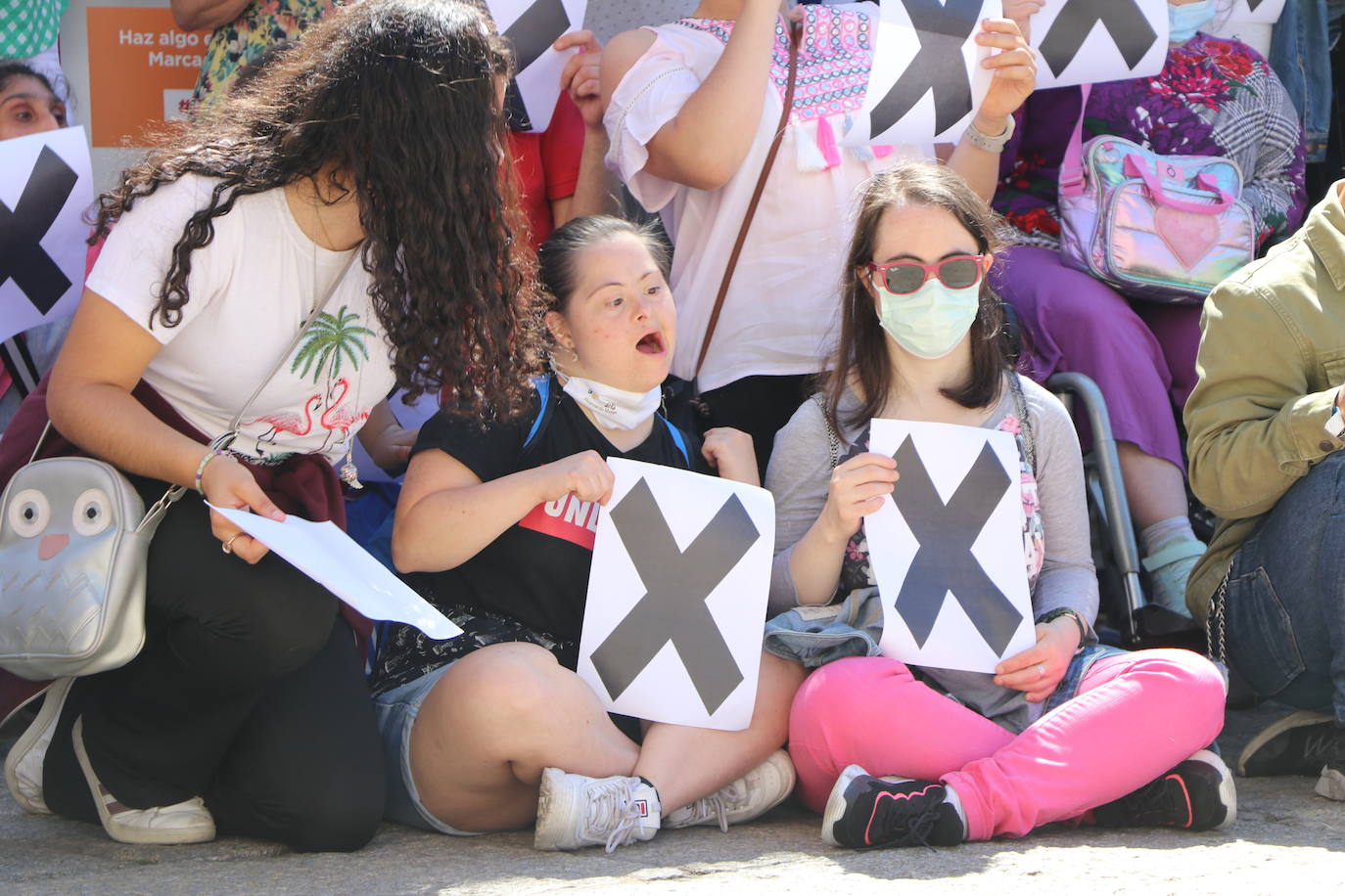 Voluntarios y usuarios de ONG leonesas se unen frente a Botines para concienciar a la sociedad leonesa de la importancia de marcar la casilla 106 en la declaración de la renta | Casi el 30% de los leoneses no marcan esta casilla cuyos fondos suponen el 90% del presupuesto de la mayoría de estas entidades que ayudan a personas en riesgo de exclusión, mujeres maltratadas, menores o personas con discapacidad.