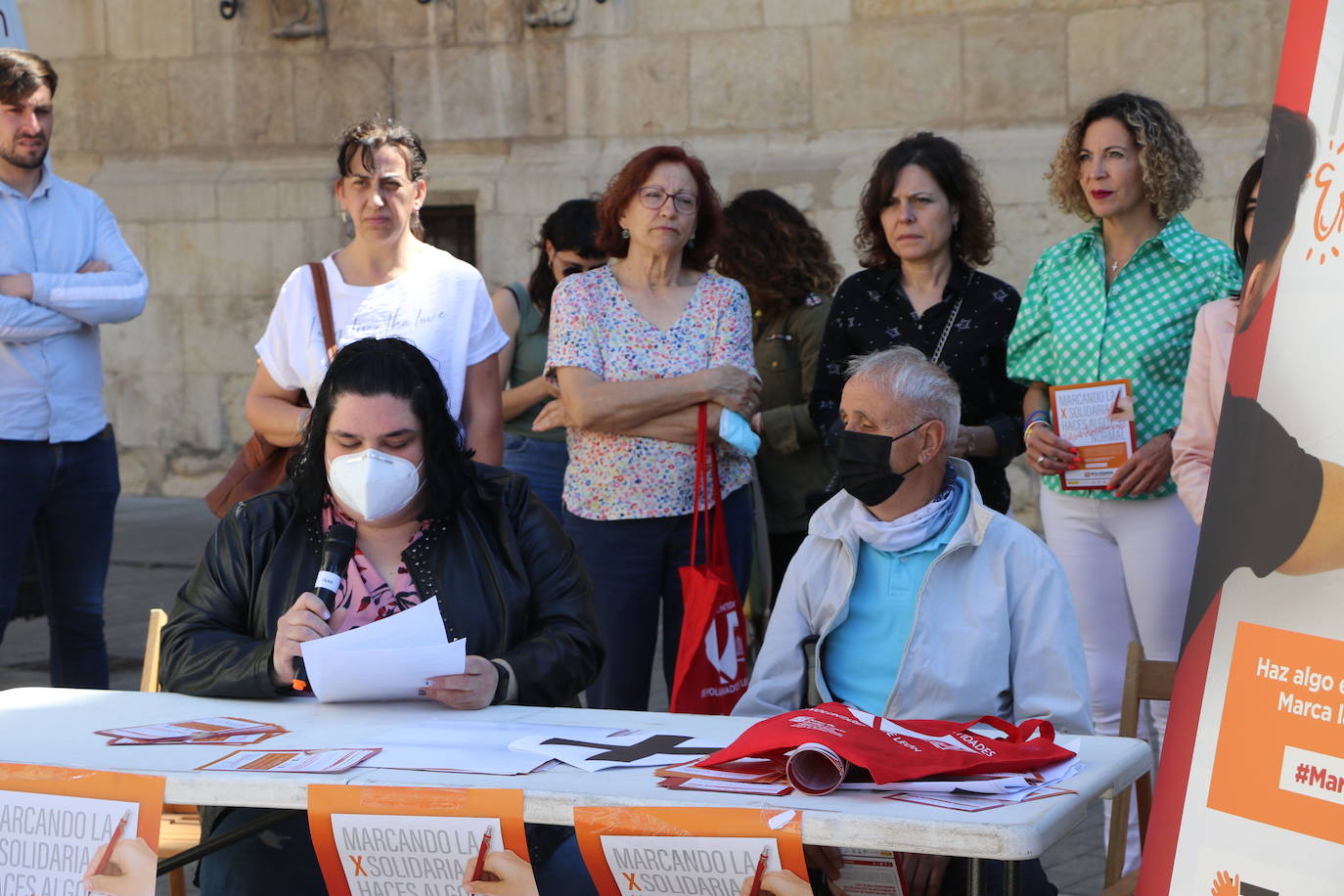 Voluntarios y usuarios de ONG leonesas se unen frente a Botines para concienciar a la sociedad leonesa de la importancia de marcar la casilla 106 en la declaración de la renta | Casi el 30% de los leoneses no marcan esta casilla cuyos fondos suponen el 90% del presupuesto de la mayoría de estas entidades que ayudan a personas en riesgo de exclusión, mujeres maltratadas, menores o personas con discapacidad.