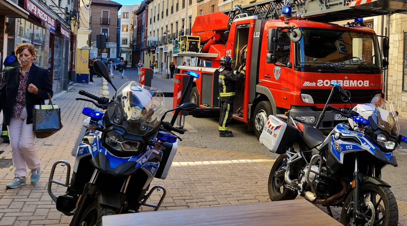 Un aviso de posible incendio en un inmueble de la calle La Rúa obliga a intervenir a Bomberos León. Dos dotaciones de Bomberos León se desplazaron al lugar para comprobar que el estado de la techumbre, descartándose la presencia de fuego. 