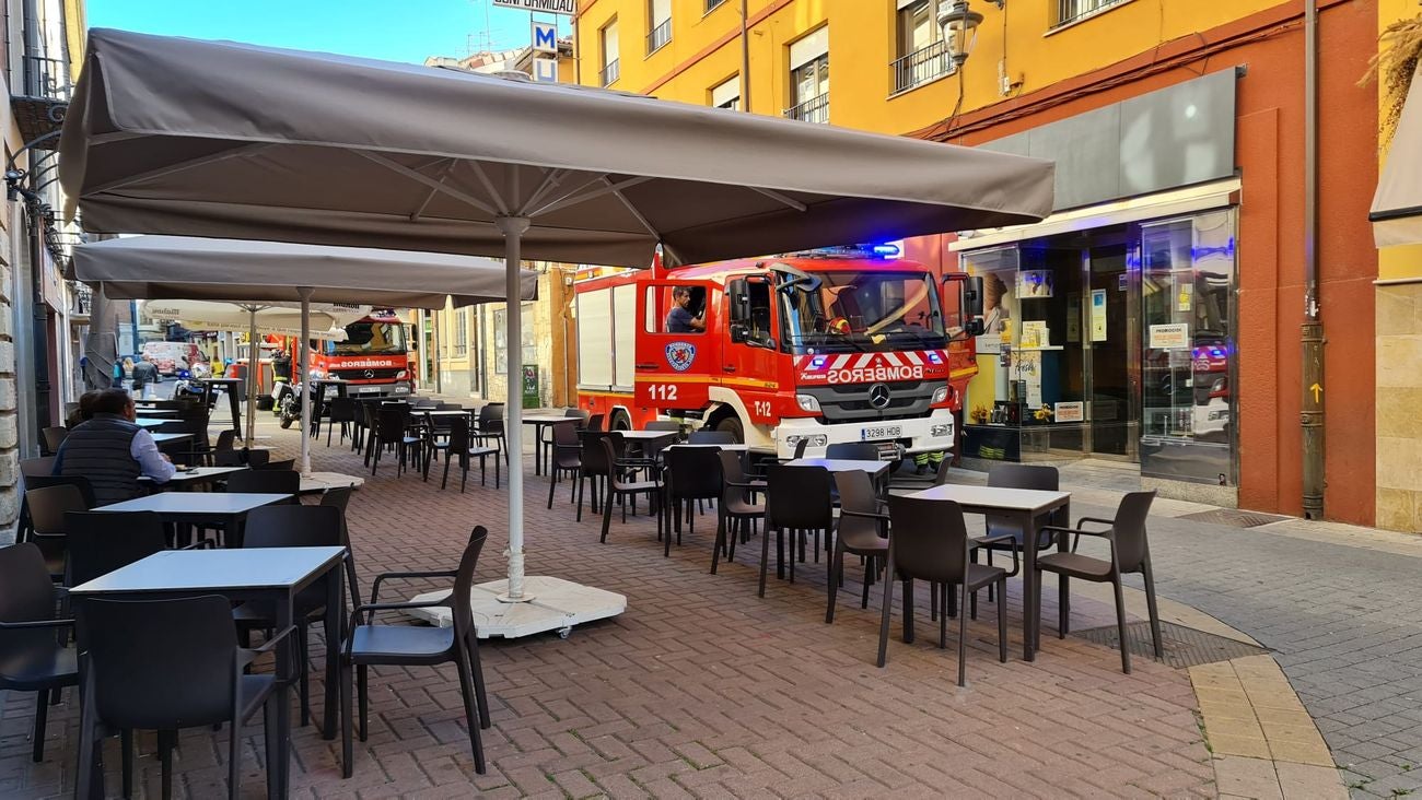 Un aviso de posible incendio en un inmueble de la calle La Rúa obliga a intervenir a Bomberos León. Dos dotaciones de Bomberos León se desplazaron al lugar para comprobar que el estado de la techumbre, descartándose la presencia de fuego. 