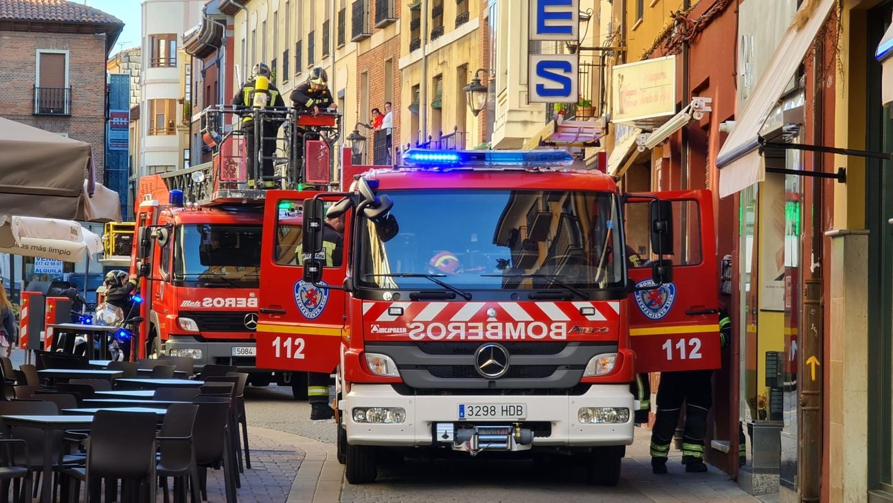Un aviso de posible incendio en un inmueble de la calle La Rúa obliga a intervenir a Bomberos León. Dos dotaciones de Bomberos León se desplazaron al lugar para comprobar que el estado de la techumbre, descartándose la presencia de fuego. 