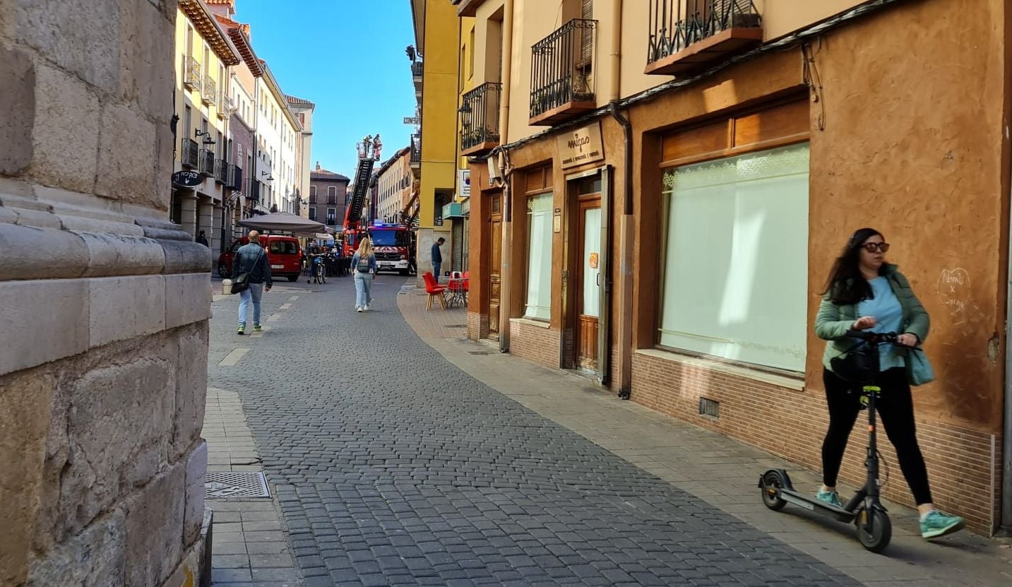 Un aviso de posible incendio en un inmueble de la calle La Rúa obliga a intervenir a Bomberos León. Dos dotaciones de Bomberos León se desplazaron al lugar para comprobar que el estado de la techumbre, descartándose la presencia de fuego. 
