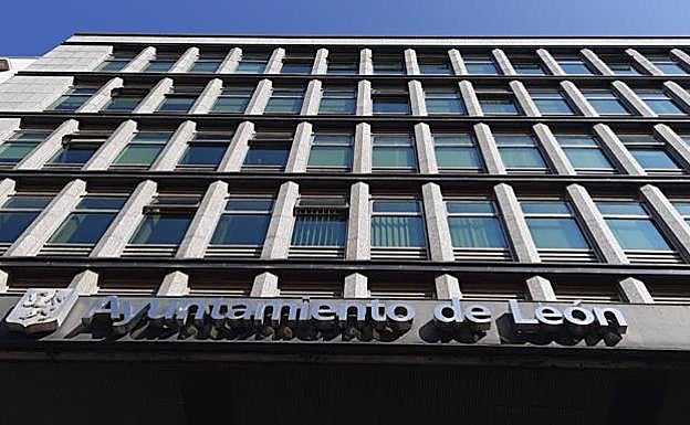 Fachada del edificio de Ordoño II del Ayuntamiento de León.