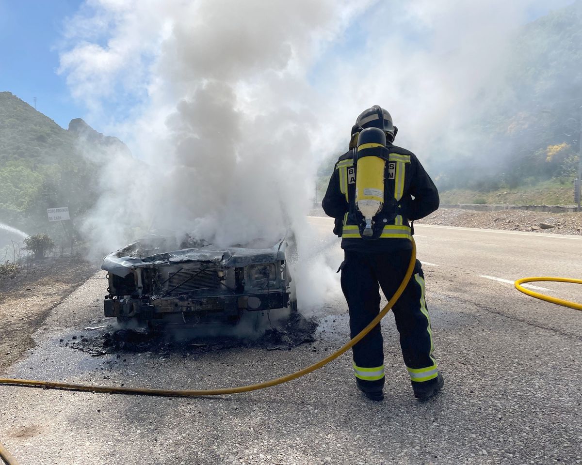 El incendio de un coche obliga a limitar el tráfico en la Nacional 630 a la altura de Villamanín. El conductor, que se percató de los problemas del vehículo, logró sacar el mismo fuera de la calzada. Las llamas calcinaron por completo el vehículo y se extendieron a una finca próxima. 