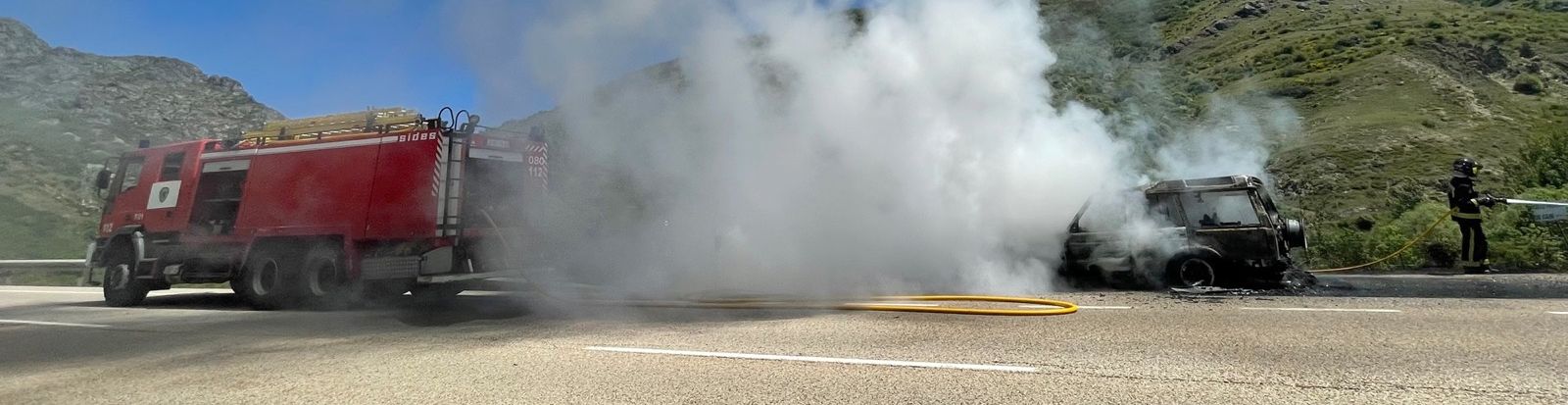 El incendio de un coche obliga a limitar el tráfico en la Nacional 630 a la altura de Villamanín. El conductor, que se percató de los problemas del vehículo, logró sacar el mismo fuera de la calzada. Las llamas calcinaron por completo el vehículo y se extendieron a una finca próxima. 