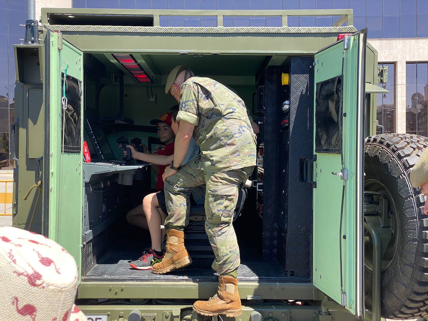 Fotos: Día de las Fuerzas Armadas en León