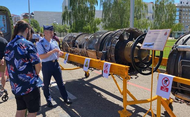 Imagen. Exposición de las Fuerzas Armadas en la explanada de la Junta. 