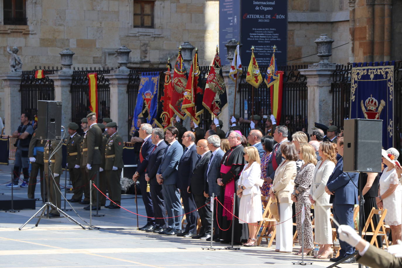 Acto de jura de bandera civil en la plaza de Regla de la capital leonesa. 