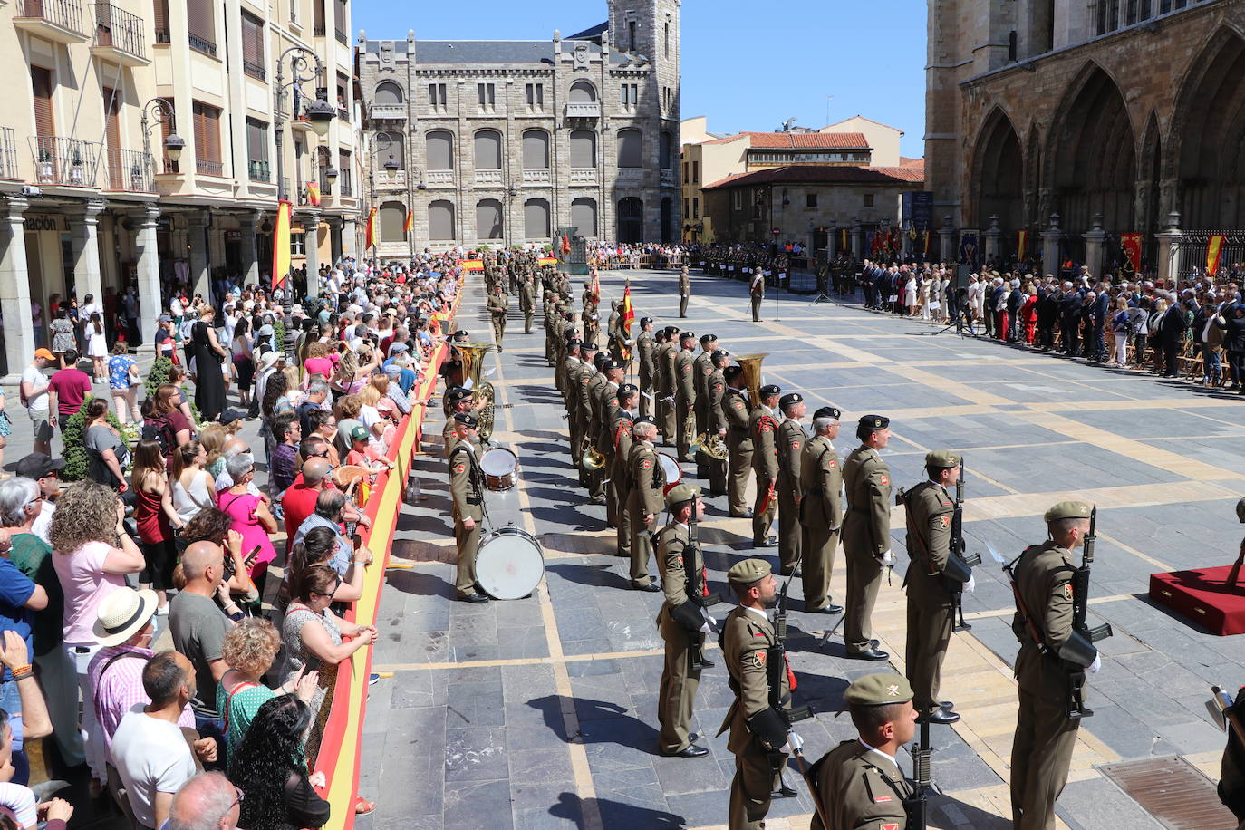 Acto de jura de bandera civil en la plaza de Regla de la capital leonesa. 