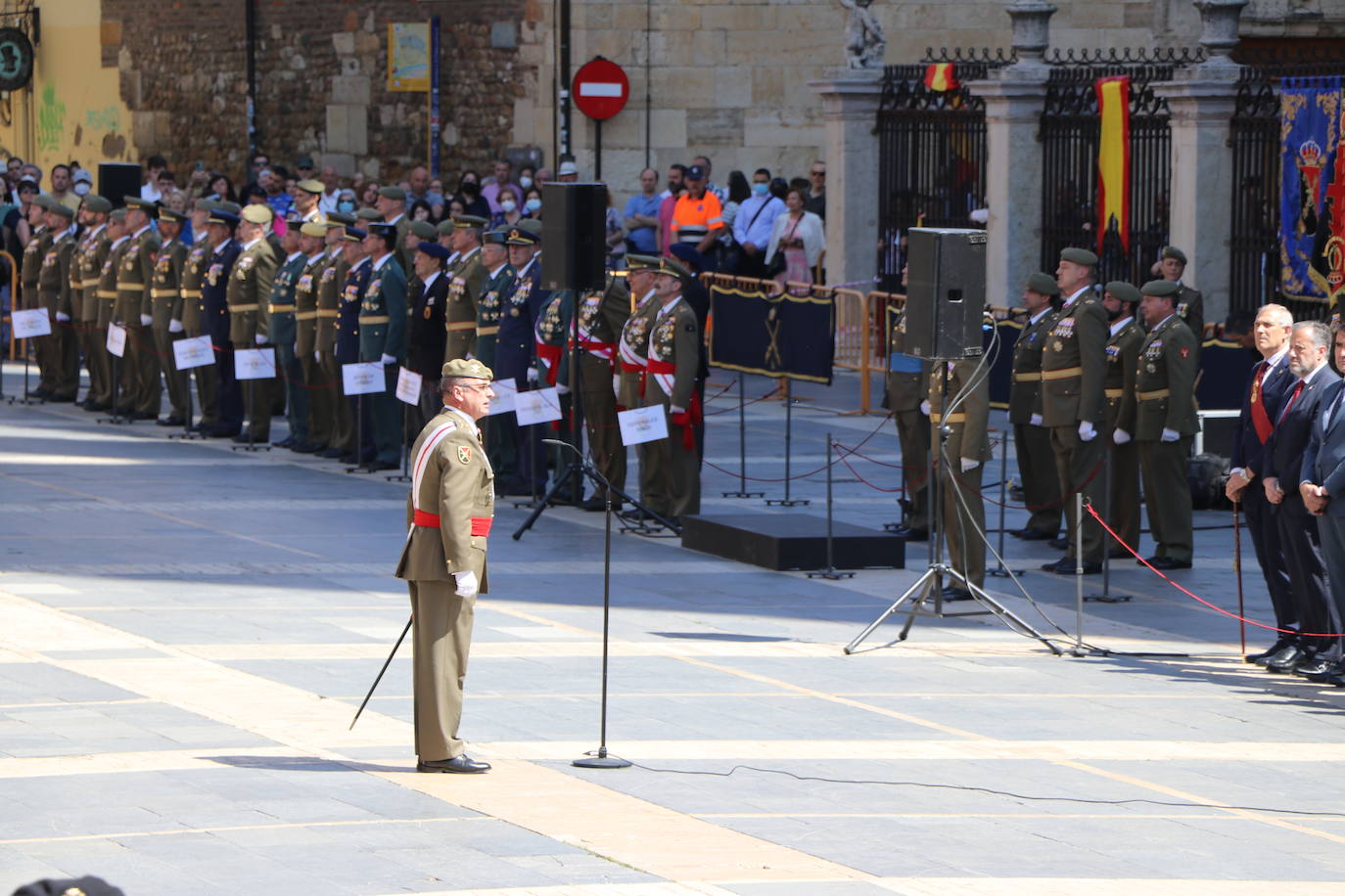 Acto de jura de bandera civil en la plaza de Regla de la capital leonesa. 