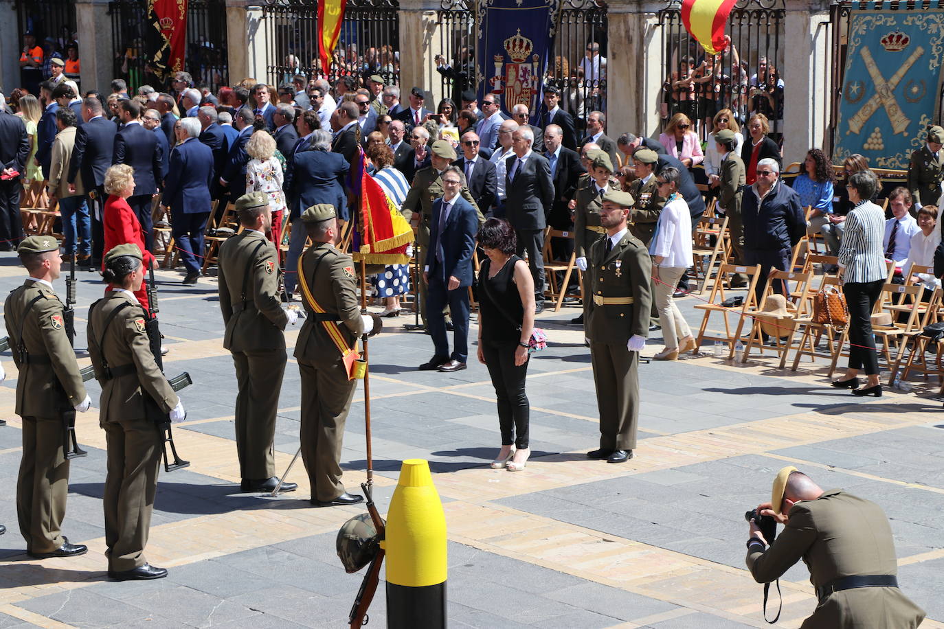 Acto de jura de bandera civil en la plaza de Regla de la capital leonesa. 