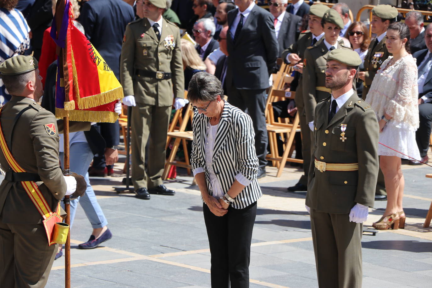 Acto de jura de bandera civil en la plaza de Regla de la capital leonesa. 