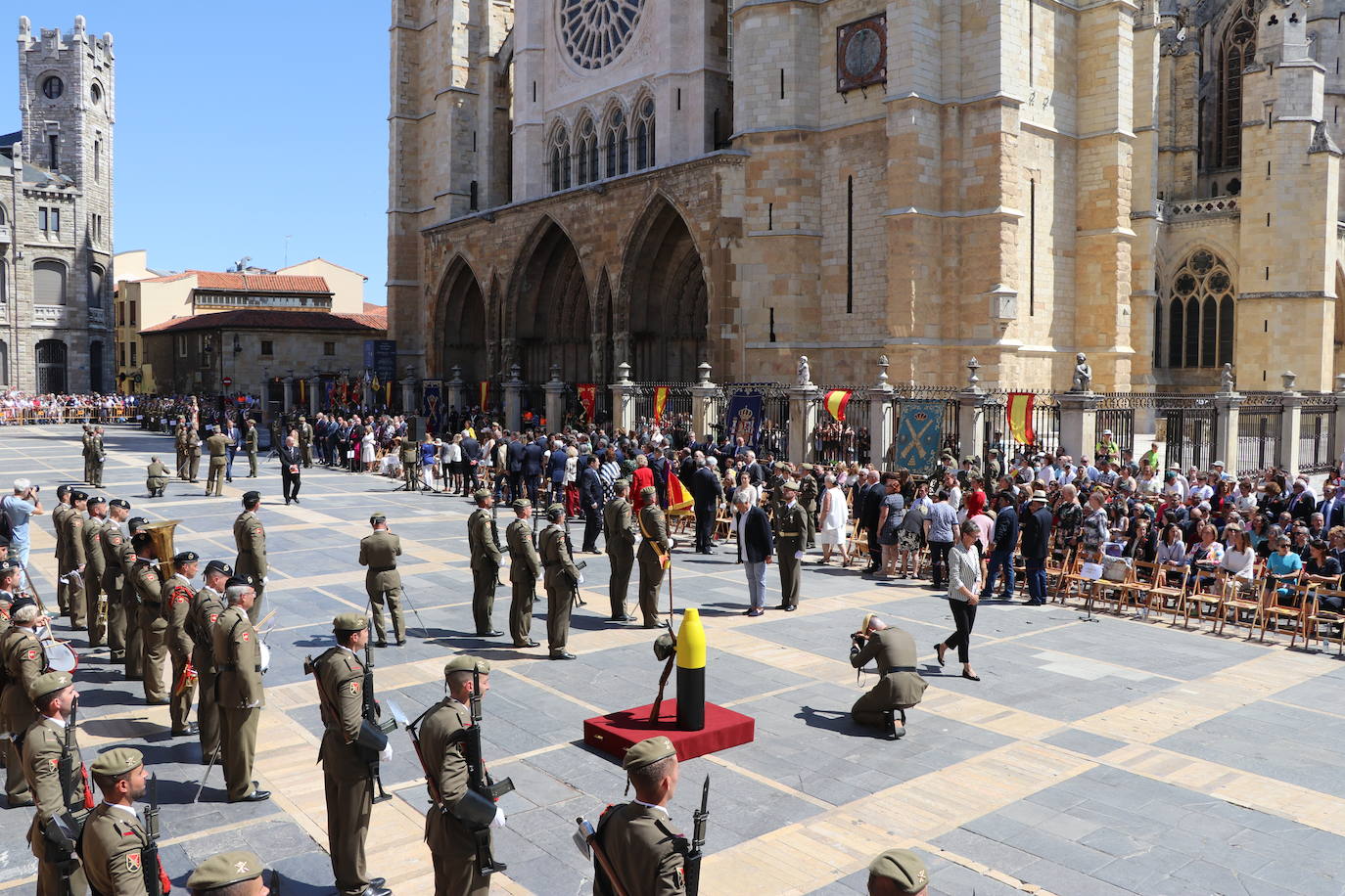 Acto de jura de bandera civil en la plaza de Regla de la capital leonesa. 